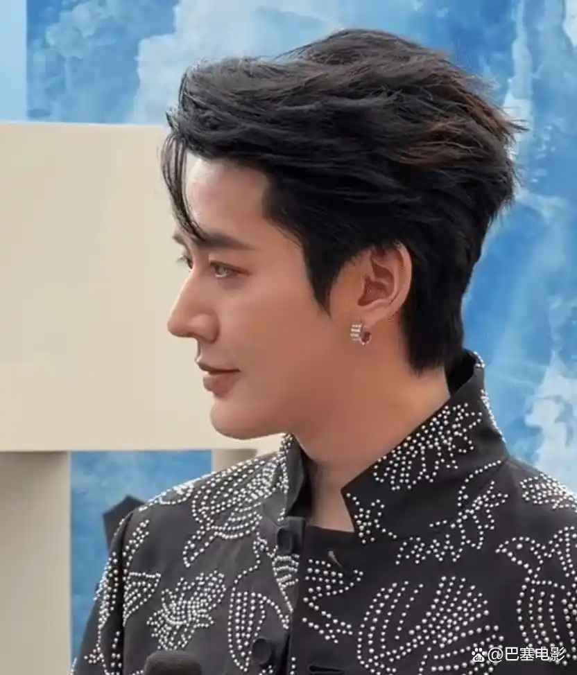 最近明星热点走秀,_巴黎时装周 明星亮相 高清镜头分析