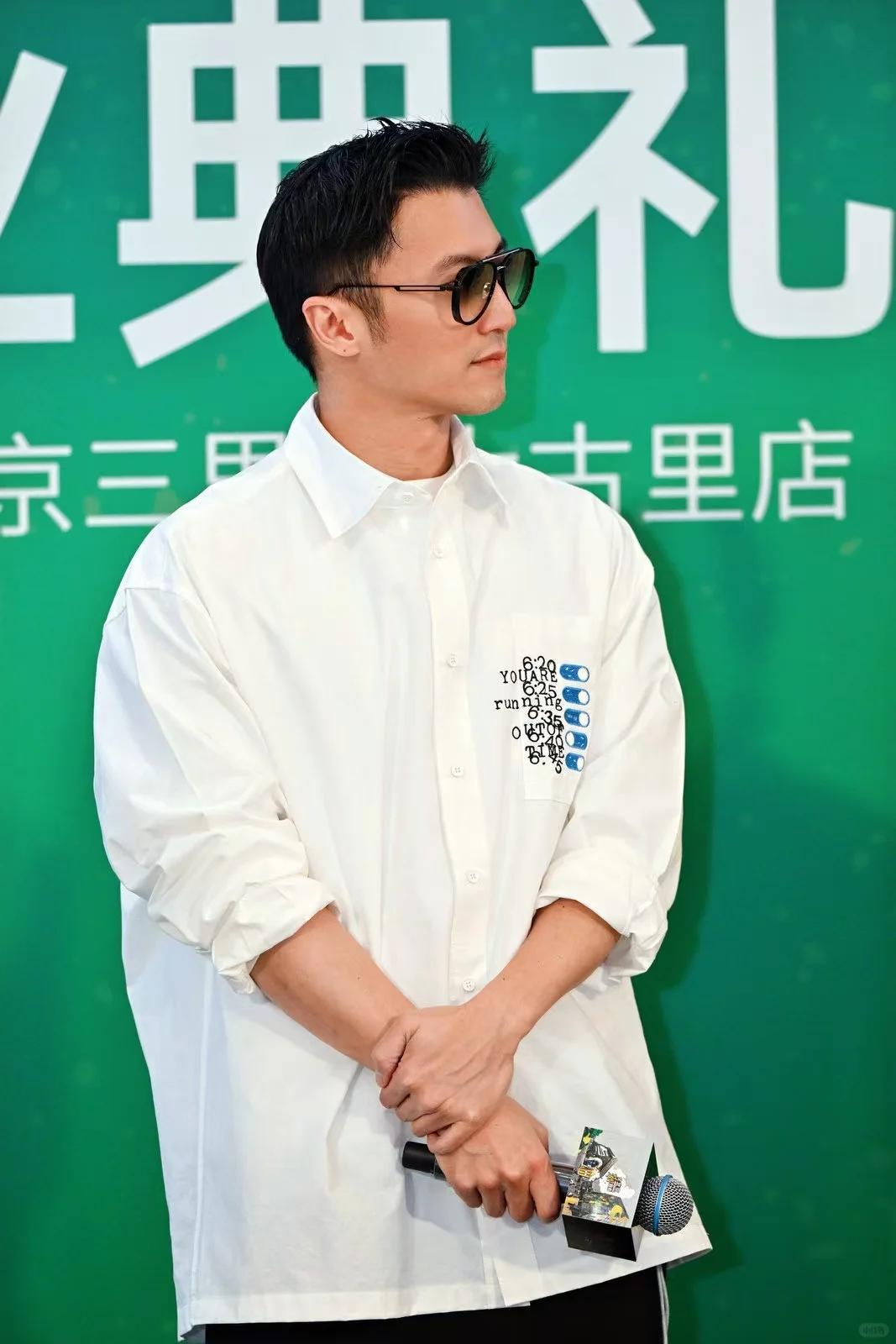成龙谢霆锋英皇影城对比_娱乐圈成龙的级别_英皇影城开业谢霆锋地位非凡